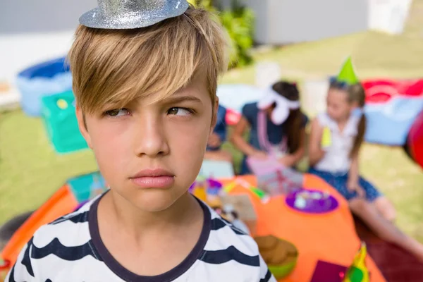 Jongen met vrienden op achtergrond — Stockfoto