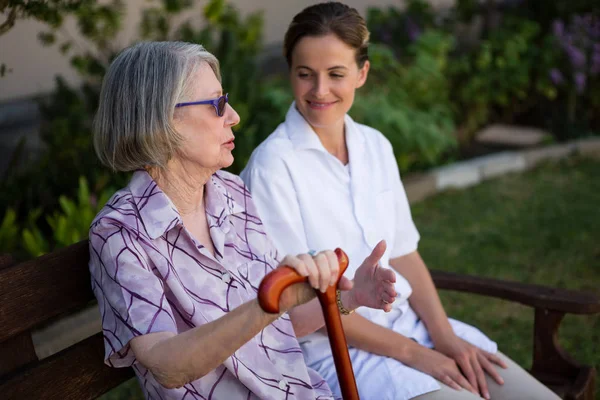 Femme âgée parlant au médecin — Photo