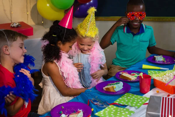 Crianças à mesa durante a festa — Fotografia de Stock