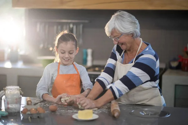 Babcia i wnuczka wyrabiania ciasta — Zdjęcie stockowe