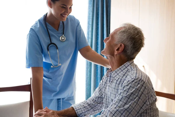 Dokter troostende senior man in verpleeghuis — Stockfoto