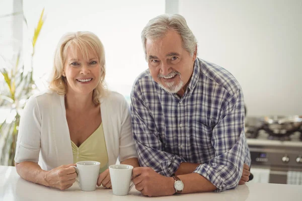 Pareja mayor sosteniendo taza de café — Foto de Stock