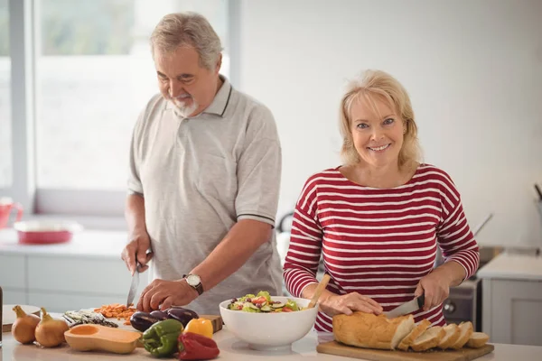 Äldre par laga mat i köket — Stockfoto