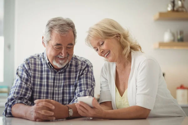 Äldre par med telefonen — Stockfoto