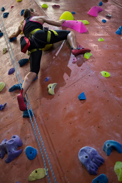 Woman practicing rock climbing — Stock Photo, Image