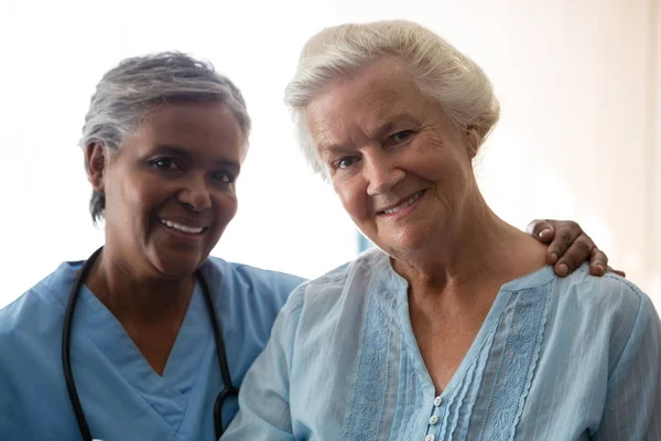 Krankenschwester und Seniorin im Pflegeheim — Stockfoto