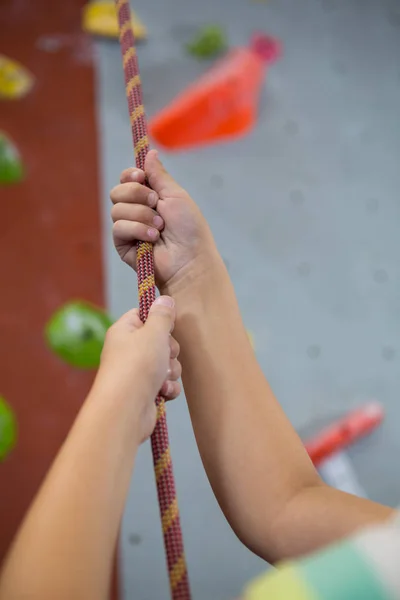 Boy practicing rope climbing in fitness studio — Stock Photo, Image