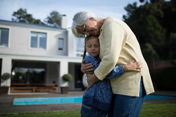 Büyükanne ve torunu birbirlerine kucaklayan — Stok fotoğraf