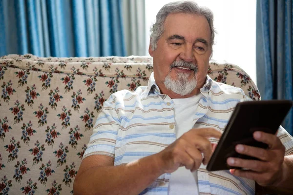 Homme âgé utilisant une tablette — Photo