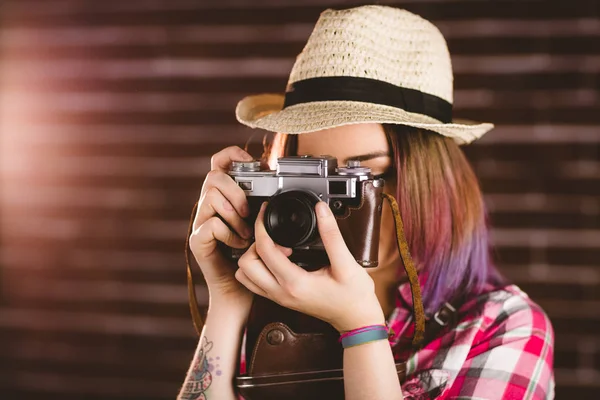 Woman photographing from vintage camera — Stock Photo, Image