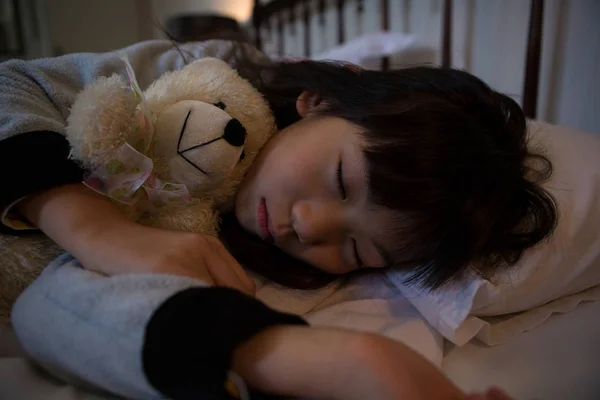 Menina inocente dormindo na cama — Fotografia de Stock