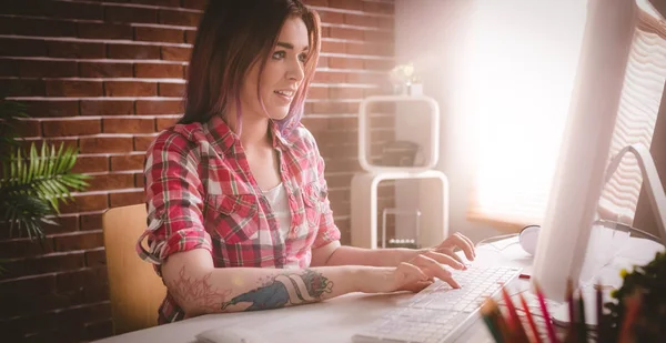 Uitvoerend desktopcomputer gebruiken in office — Stockfoto