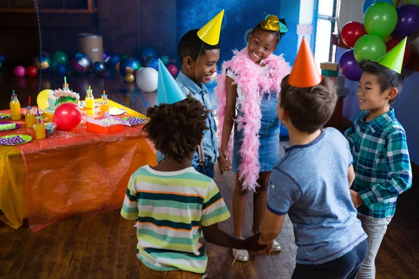 Děti si hrají během party — Stock fotografie