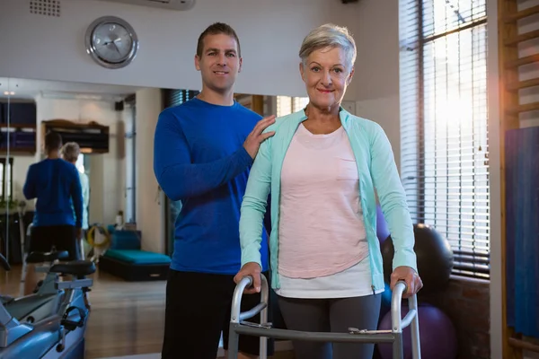 Physiotherapist and patient on walking frame — Stock Photo, Image