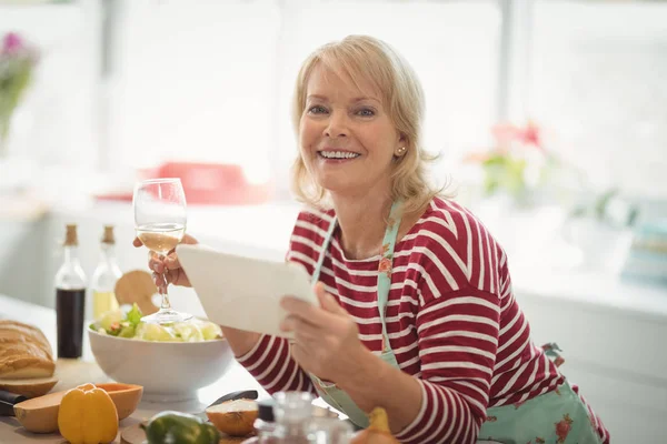 Senior woman using digital tablet — Stock Photo, Image