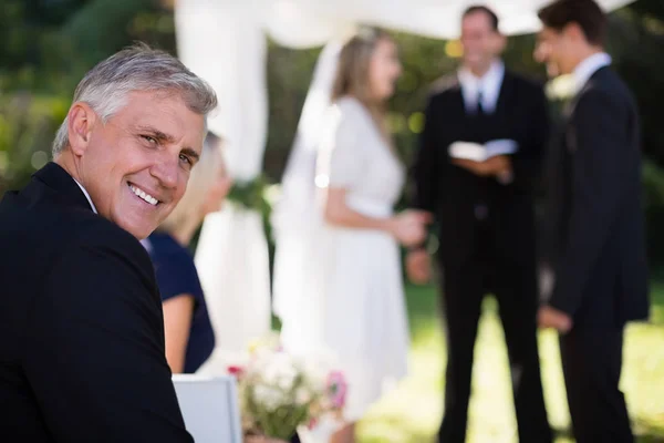 Mann lächelt während Hochzeit im Park — Stockfoto