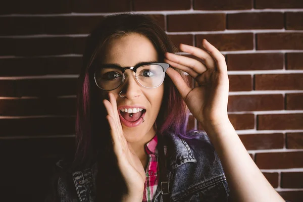 Vrouw poseren tegen muur — Stockfoto