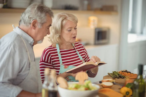 Par läsa receptbok — Stockfoto