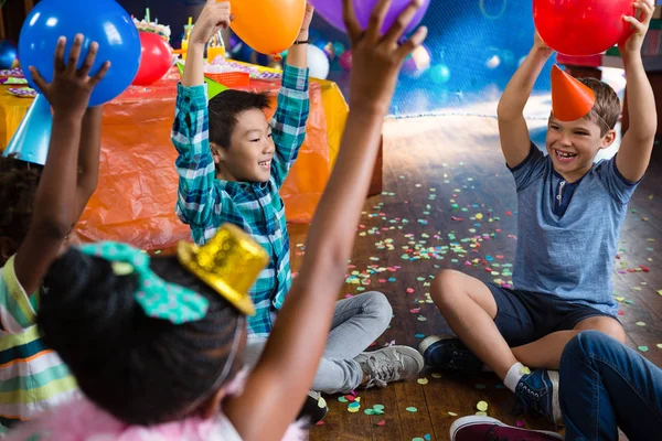 Fröhliche Kinder spielen mit Luftballon — Stockfoto