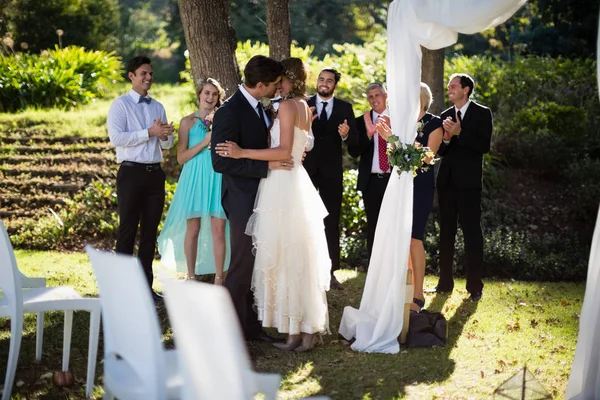 Casal afetuoso beijando uns aos outros no parque — Fotografia de Stock