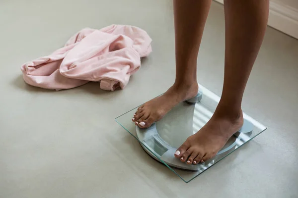 Kadın evde banyo ölçekte — Stok fotoğraf