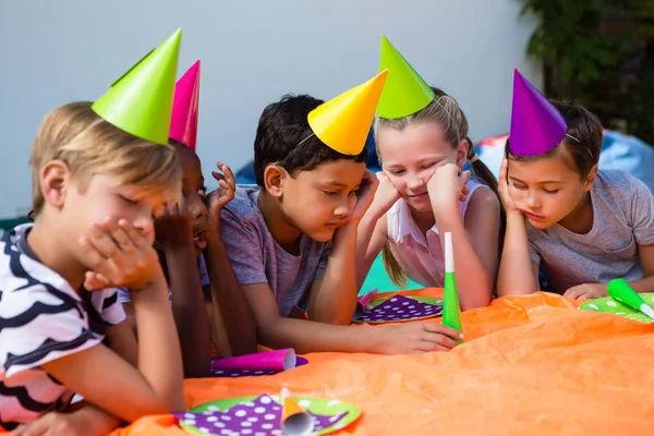 Niños durante la fiesta de cumpleaños — Foto de Stock