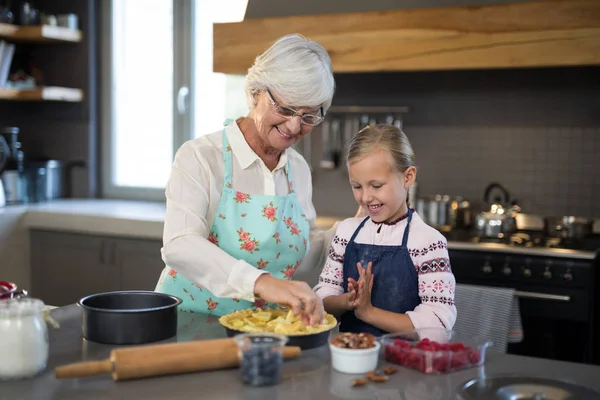 Großmutter und Enkelin backen Apfelkuchen — Stockfoto