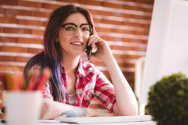 Tersenyum eksekutif berbicara di telepon — Stok Foto