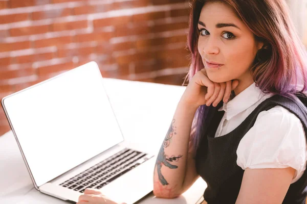 Wanita yang duduk dengan laptop di kantor — Stok Foto