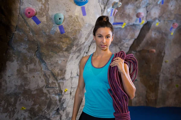 Mujer sosteniendo cuerda en gimnasio — Foto de Stock