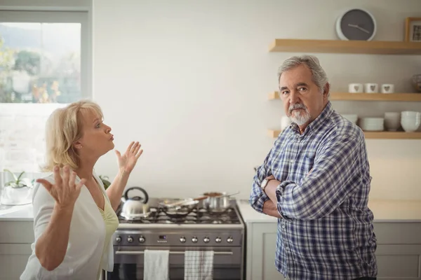 Pareja mayor discutiendo en la cocina — Foto de Stock