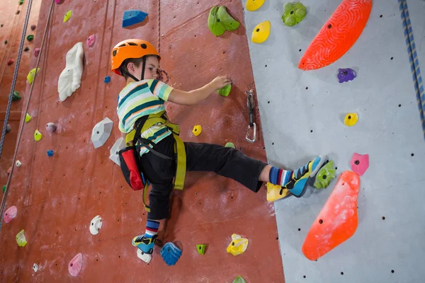 Niño practicando escalada en roca —  Fotos de Stock