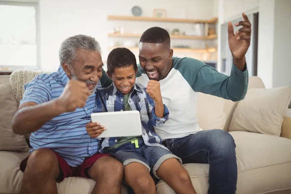 Familia usando tableta digital en la sala de estar — Foto de Stock