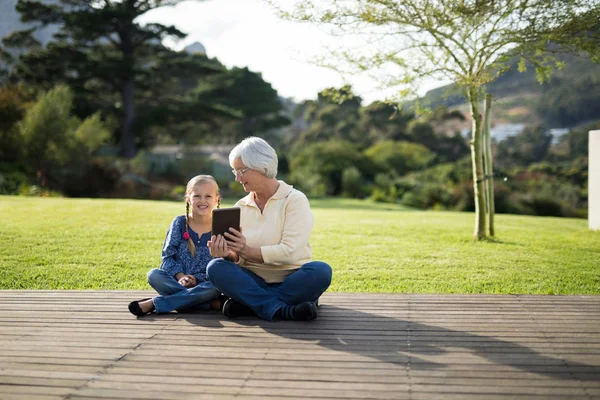 Torun ve büyükanne tablet ile — Stok fotoğraf