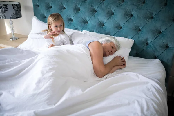 Avó dormindo na cama — Fotografia de Stock