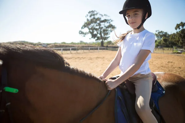 Dívka na koni na ranči — Stock fotografie