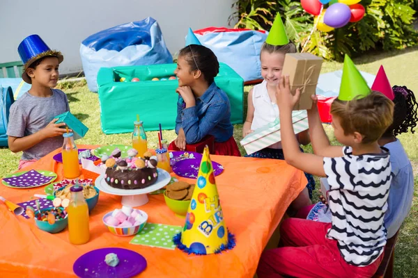 快乐的孩子们在生日聚会上 — 图库照片