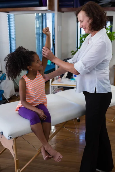 Fizjoterapeuta, udzielanie dziewczyna masaż próżniowo-rolowy — Zdjęcie stockowe