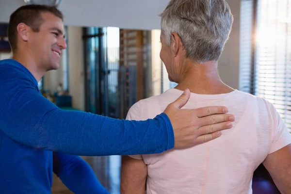 Physiotherapeutin gibt der Frau Rückenmassage — Stockfoto
