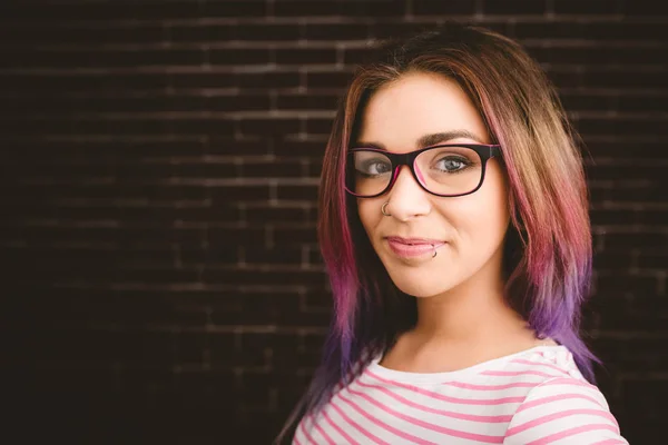 Mujer sonriente en gafas — Foto de Stock