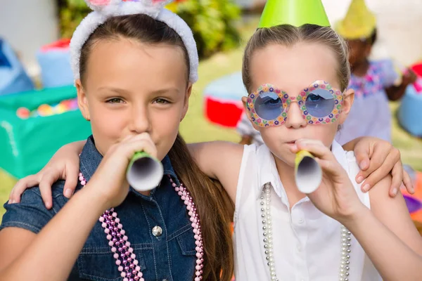 Girls blowing party horn — Stock Photo, Image
