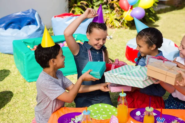 Glückliches Mädchen, das Geschenke erhält — Stockfoto