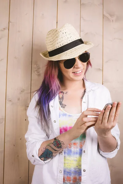 Mulher sorrindo ao usar o telefone — Fotografia de Stock