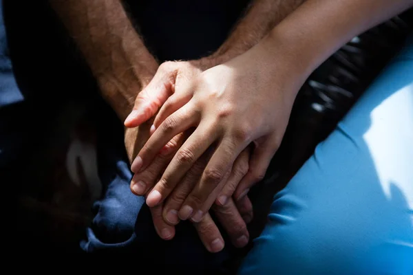 Руки женщины-врача утешают пожилого мужчину — стоковое фото