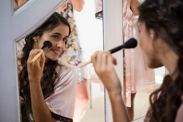 Sposa applicando il suo trucco — Foto Stock