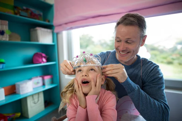 Babası bir Yilmaz kızları başının üstüne koyarak — Stok fotoğraf