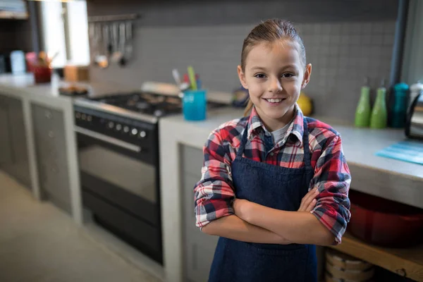 Ragazza posa indossando un grembiule in cucina — Foto Stock