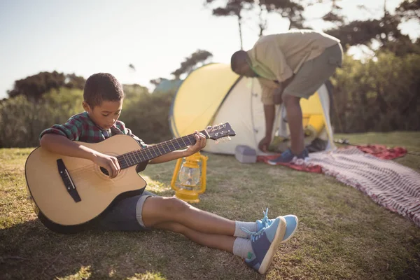 Boy playing guitar — Stock Photo, Image