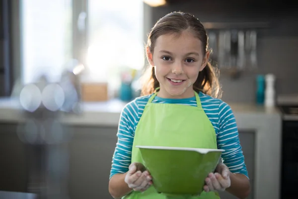 Дівчина тримає миску на кухні — стокове фото
