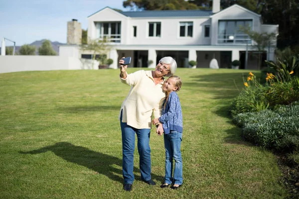 Büyükanne ve torunu selfie telefon ile alarak — Stok fotoğraf